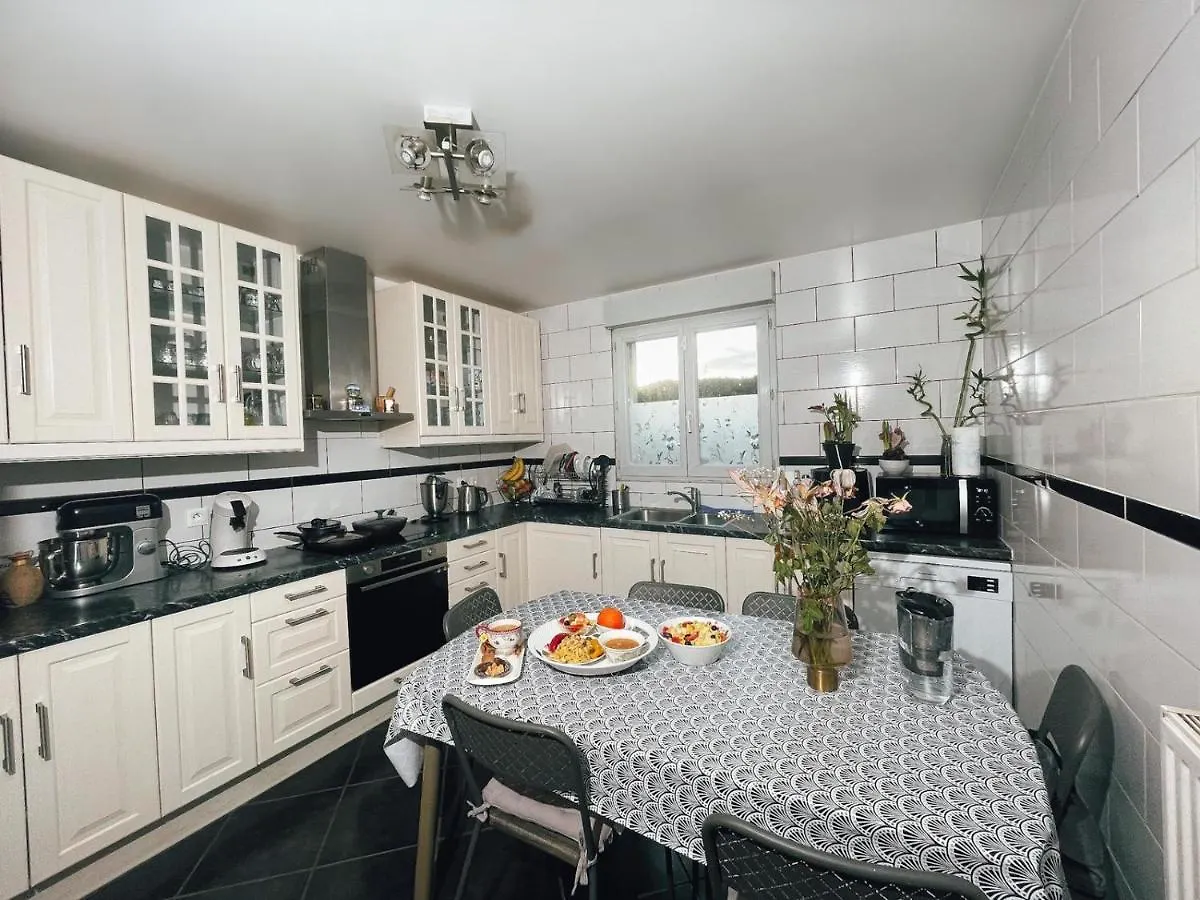 Homestay La Perle Rose Only Women Proche Gare Tram Bus Apartment Venissieux