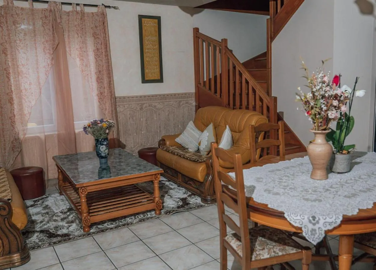 Homestay La Perle Rose Only Women Proche Gare Tram Bus Apartment Venissieux